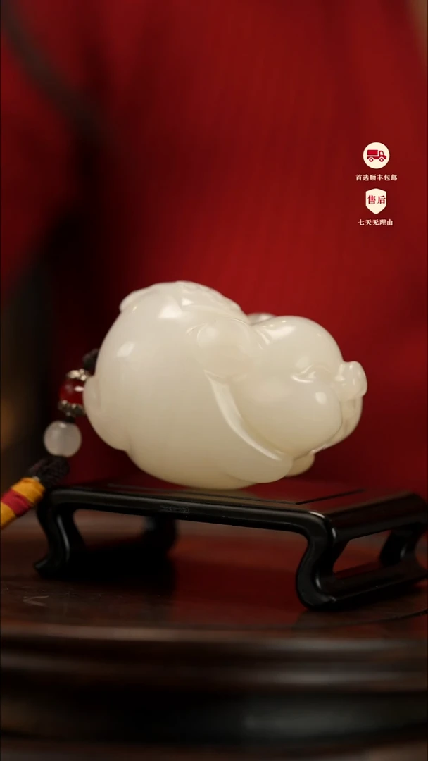 云南石荔枝白雕刻：纳福飞猪手把件摆件