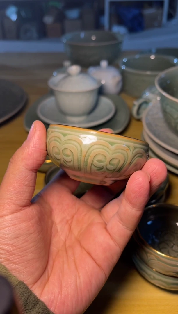 瑕疵 俯-莲瓣金钵1只