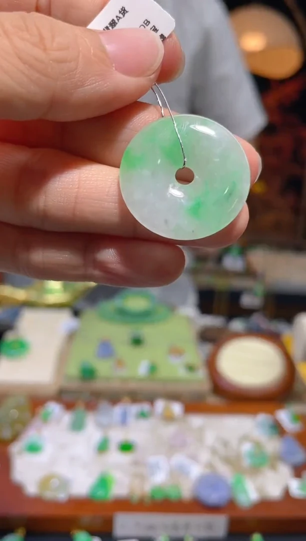 翡翠未镶嵌颈饰平安扣