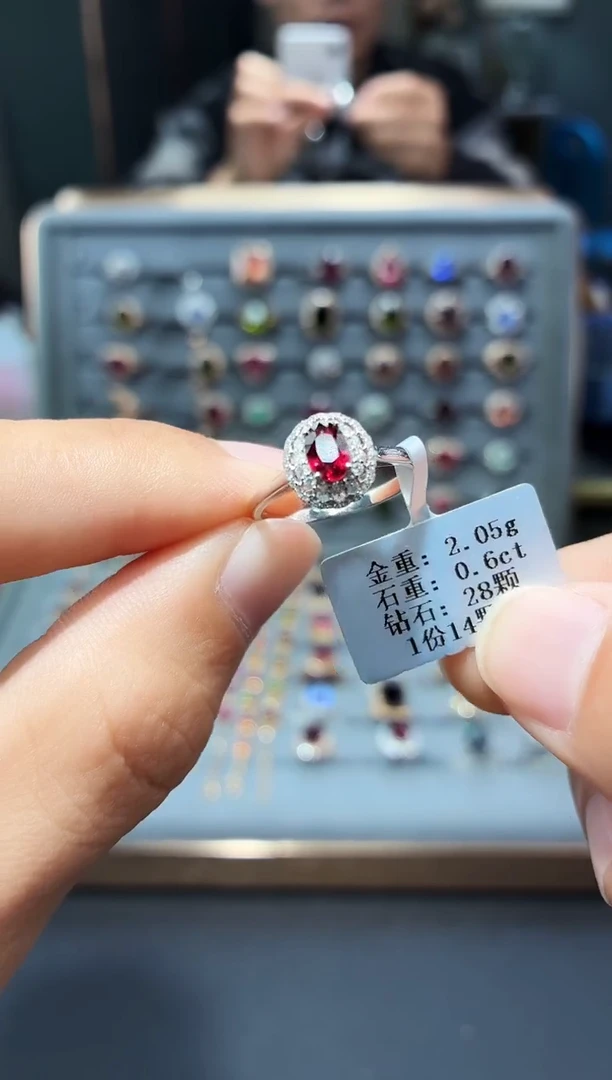 18K金镶嵌戒指红宝石0.6..