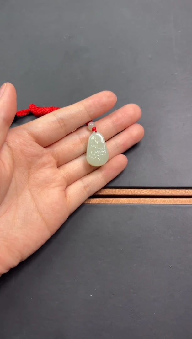 【闪购商品】和田玉吊坠(赠链)未镶嵌且末微色差近矿吊坠