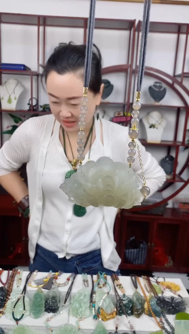 未镶嵌岫玉颈饰花