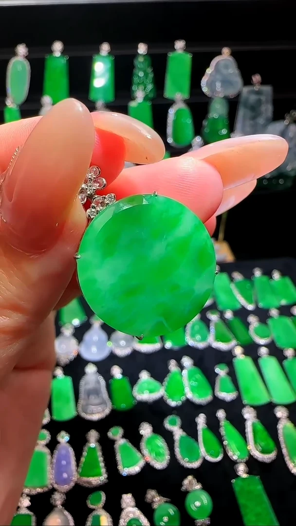 翡翠18K金镶嵌颈饰吊坠