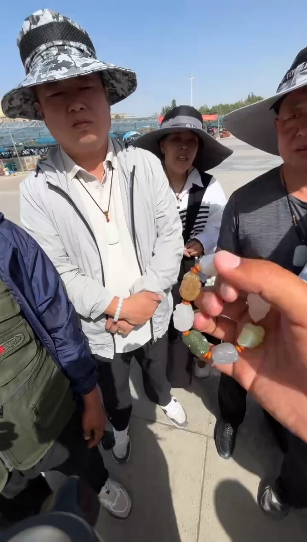 未镶嵌和田玉（糖玉）挂件和田玉