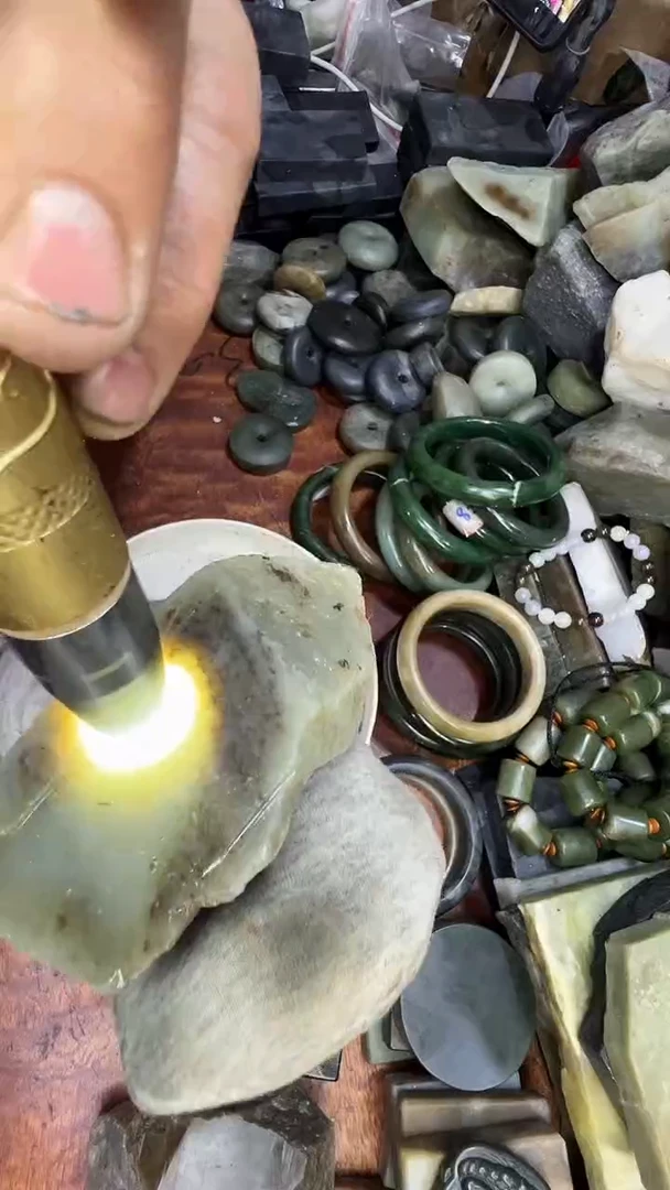 未镶嵌和田玉（糖玉）珠宝半成品1