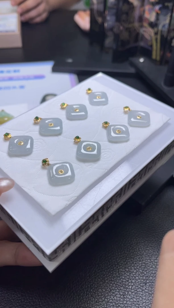 颈饰18K金镶嵌翡翠V413/多样性发一件/配绳子