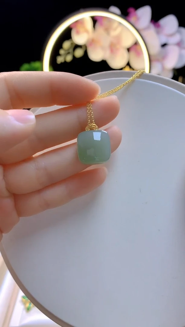 和田玉18K金镶嵌吊坠(赠链)方糖