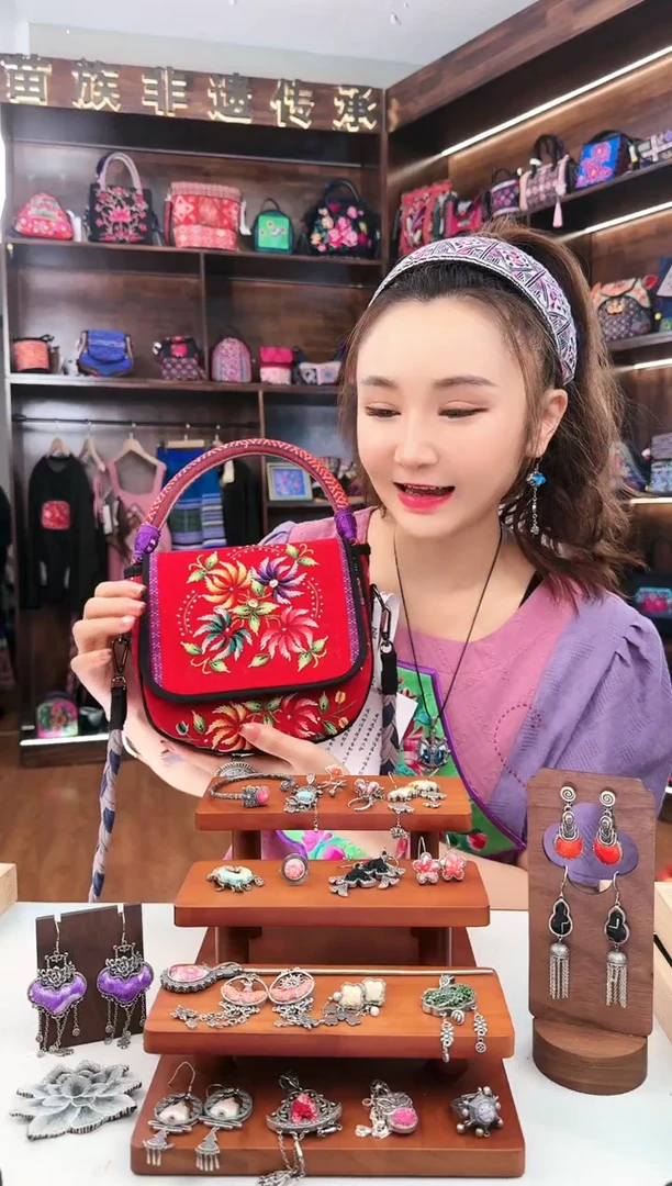 【闪购商品】织绣L49蚩梦苗族古绣