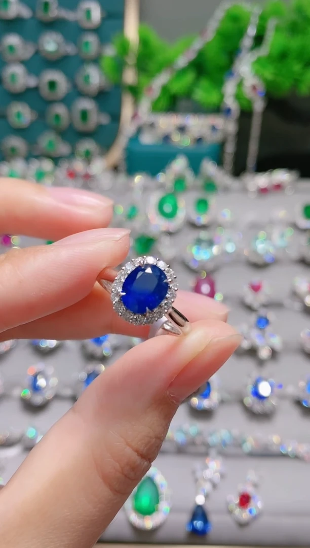 18K金戒指蓝宝石18K金镶嵌.