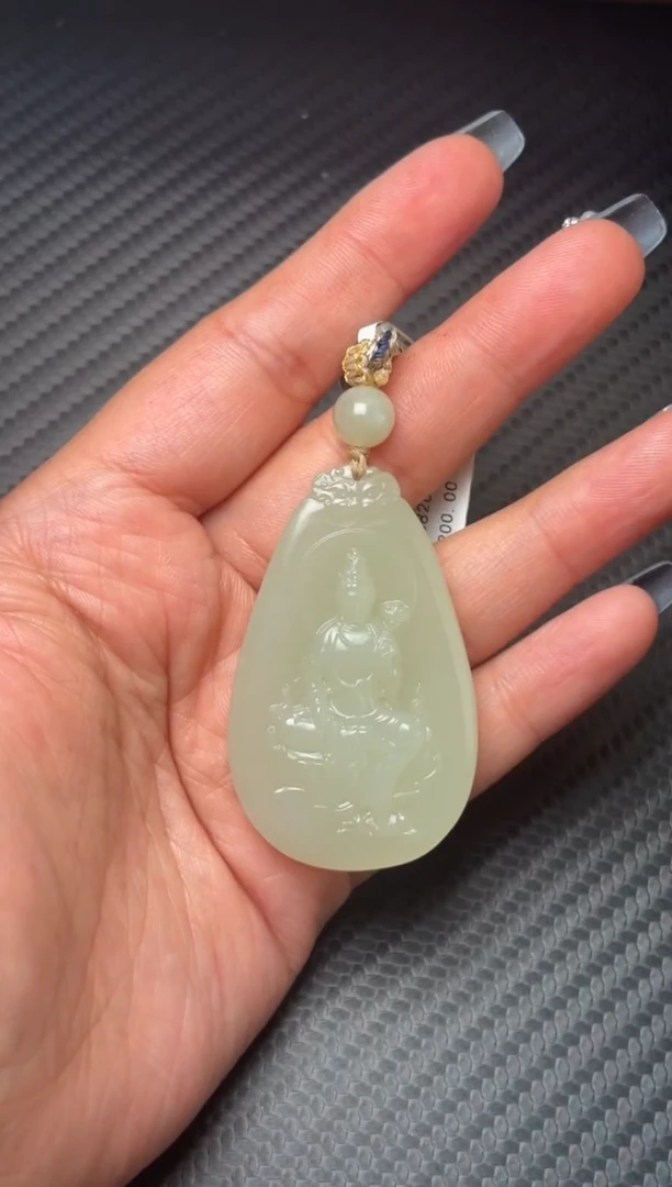 吊坠(赠链)未镶嵌和田玉且末微色差迪克兰一细吊坠M