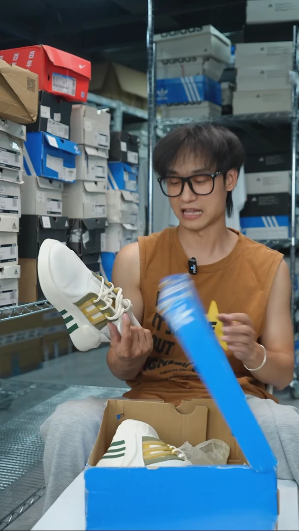 e331瑕疵阿迪达斯休闲鞋id4074脏