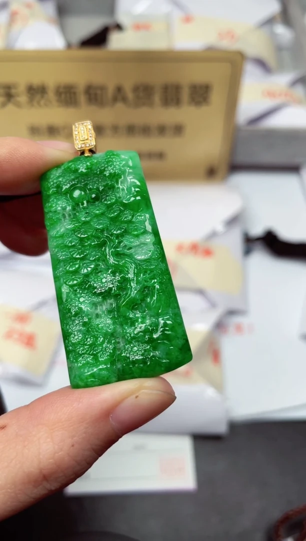 颈饰18K金镶嵌翡翠天然缅甸翡翠A货