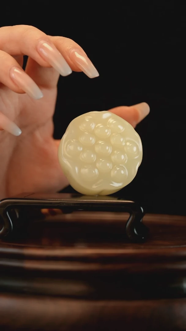 云南石竹叶青雕刻：手握莲蓬