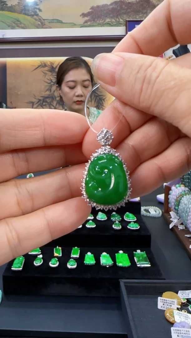 颈饰18K金镶嵌翡翠冰阳绿小如意