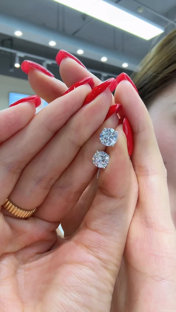 18K金镶嵌实验室培育钻石螺丝耳钉单颗一卡一对