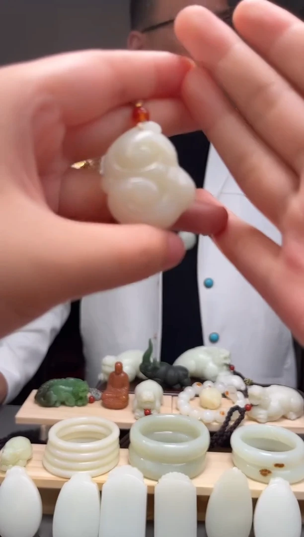 颈饰未镶嵌和田玉吊坠