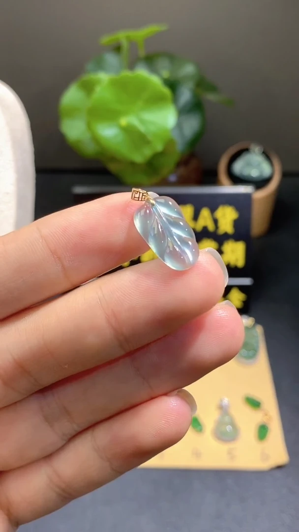 颈饰18K金镶嵌翡翠翡翠A货