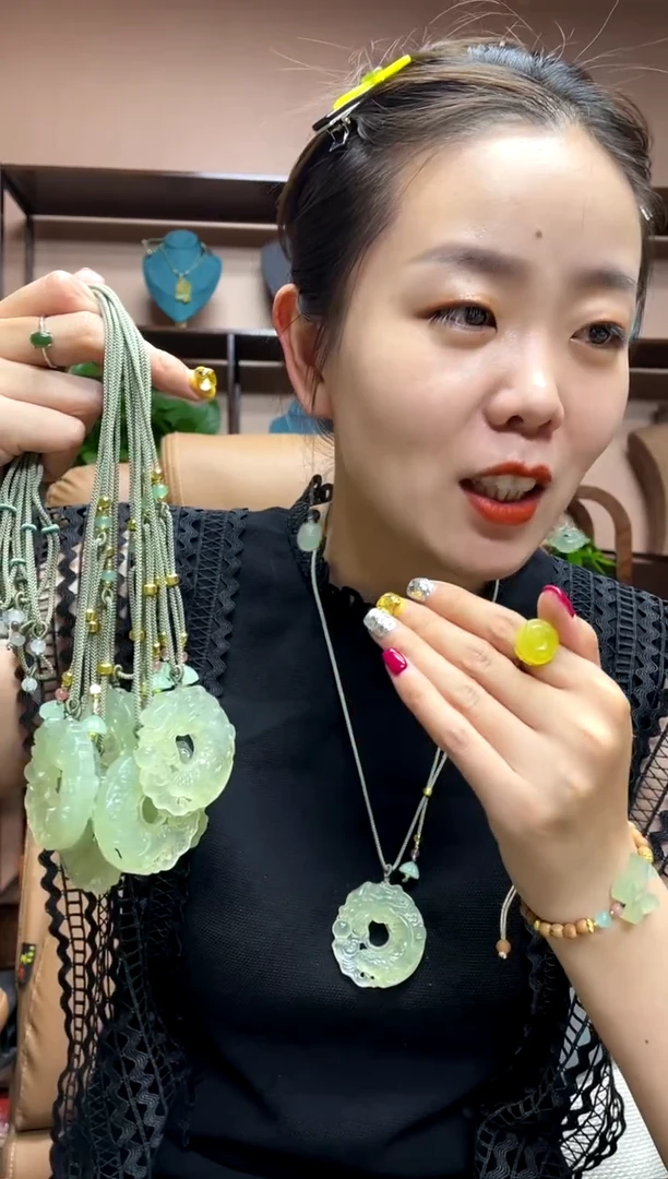 岫玉未镶嵌吊坠多样性发货发其中之一