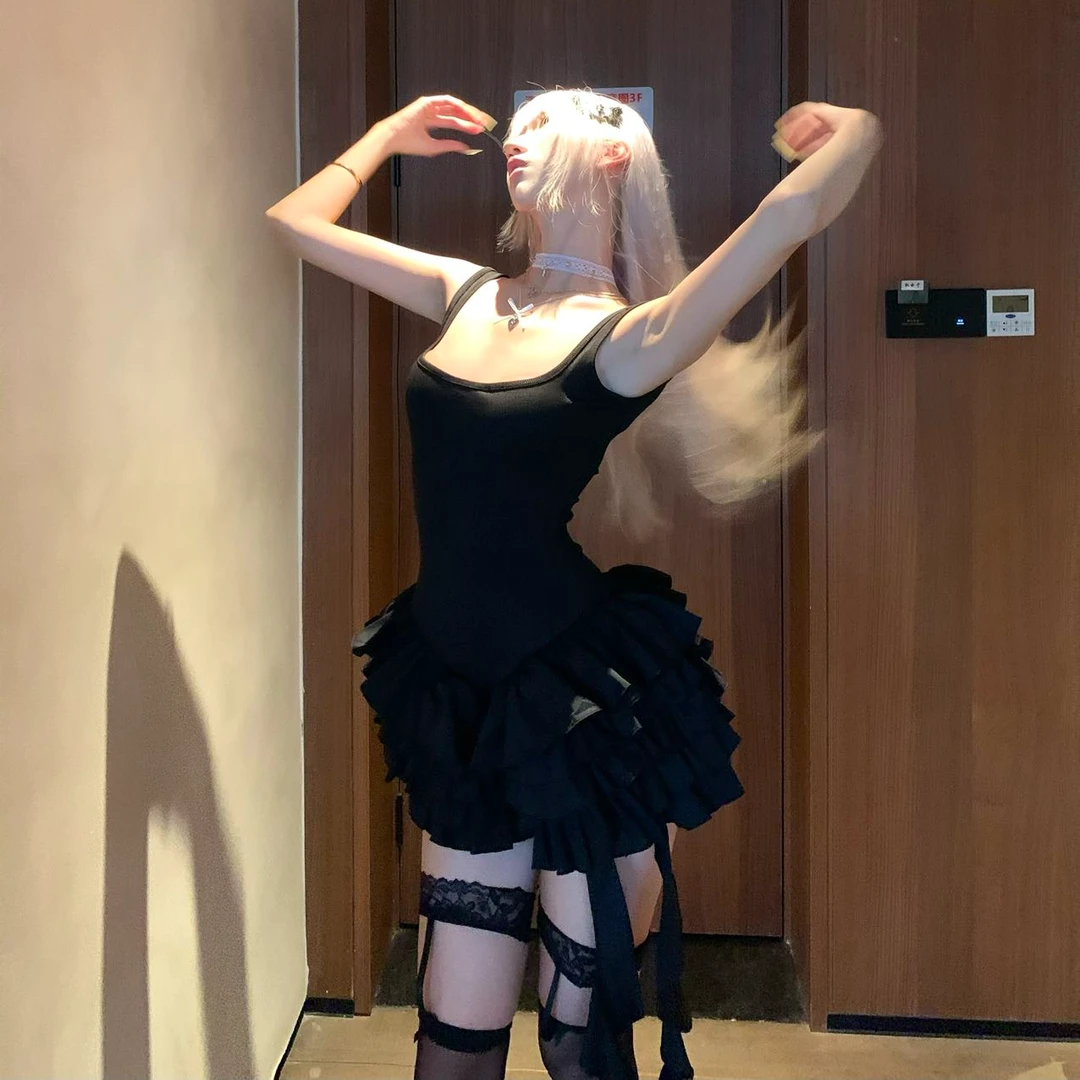 Posummer原创2025春夏新款辣妹黑色吊带流苏收腰拼接蛋糕连衣裙