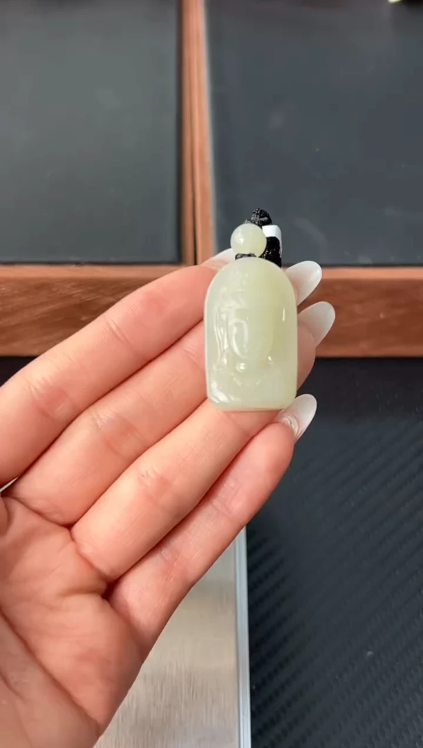 吊坠(赠链)未镶嵌和田玉且末微色差近矿