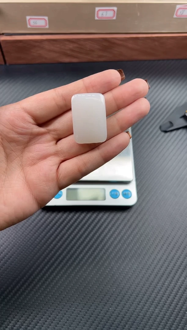 吊坠(赠链)未镶嵌和田玉黑山微色差吊坠