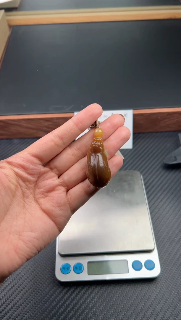 吊坠(赠链)未镶嵌和田玉若羌微色差吊坠