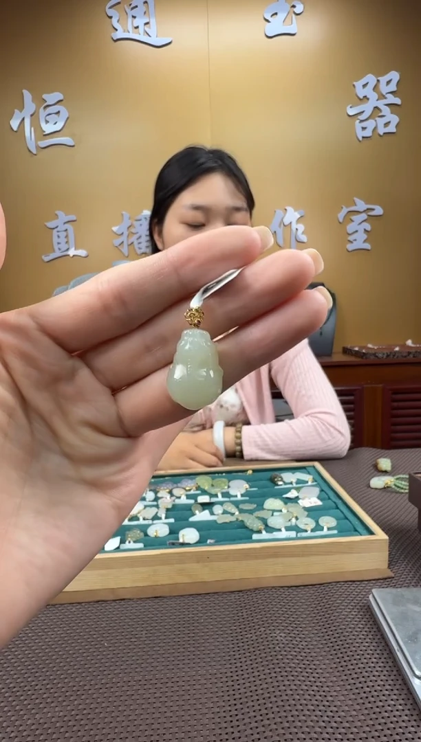 颈饰18K金镶嵌和田玉挂件