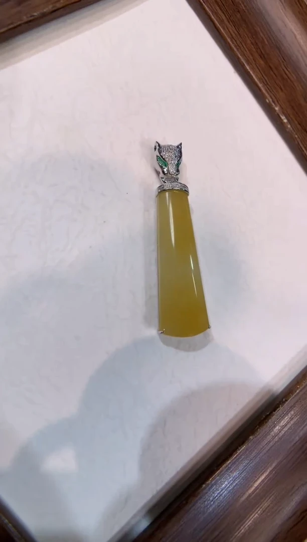 颈饰18K金镶嵌翡翠小*珑无事牌