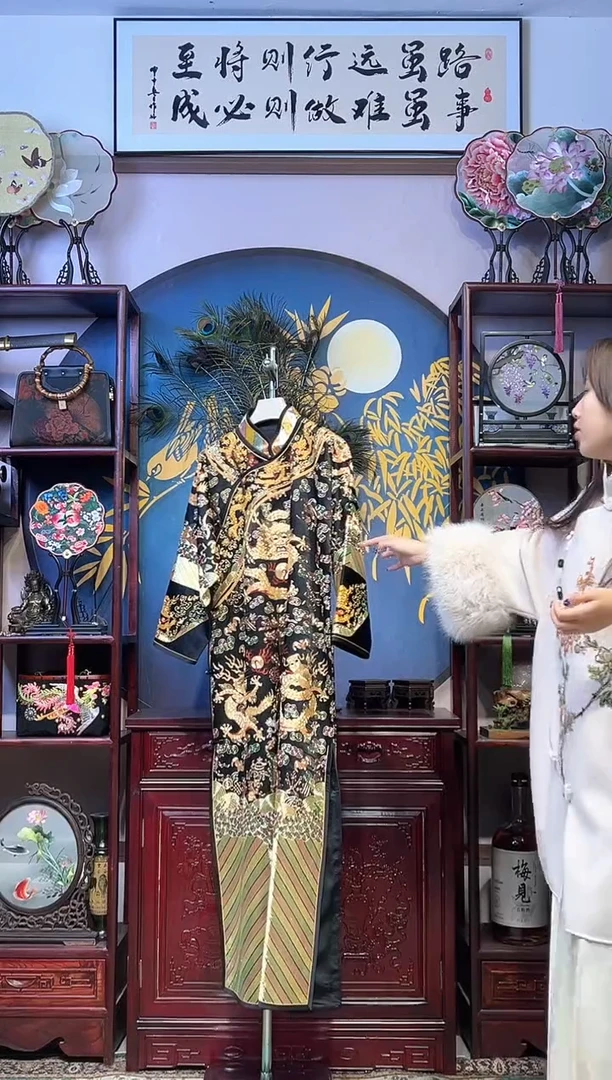 立领斜襟前后满绣盘金绣龙袍