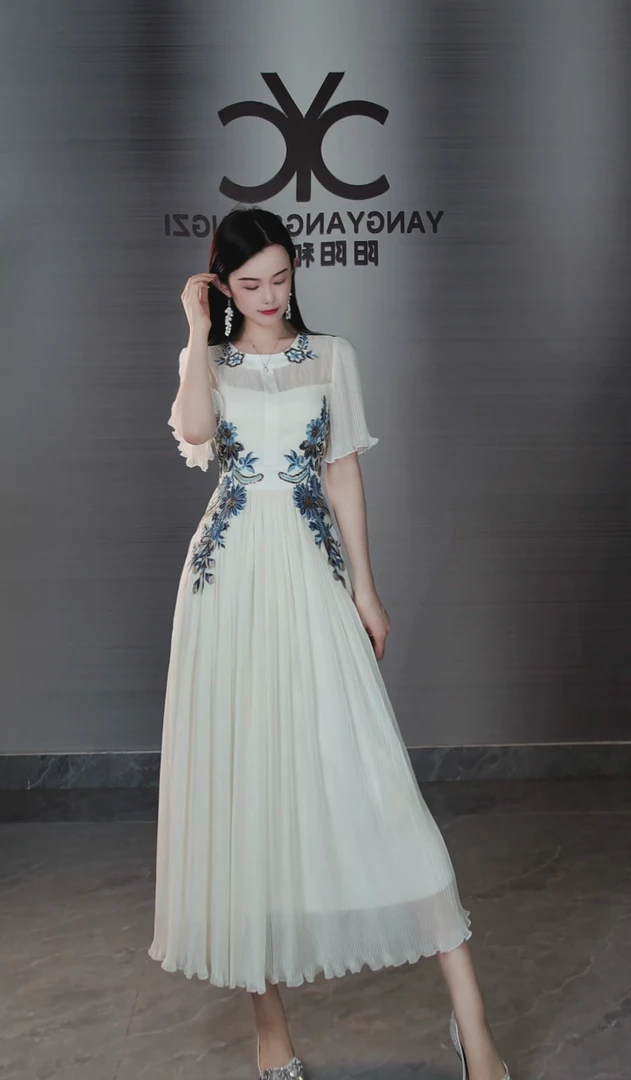 105259西域美人收腰显瘦压褶重工刺绣连衣裙法式优雅女人味长裙新