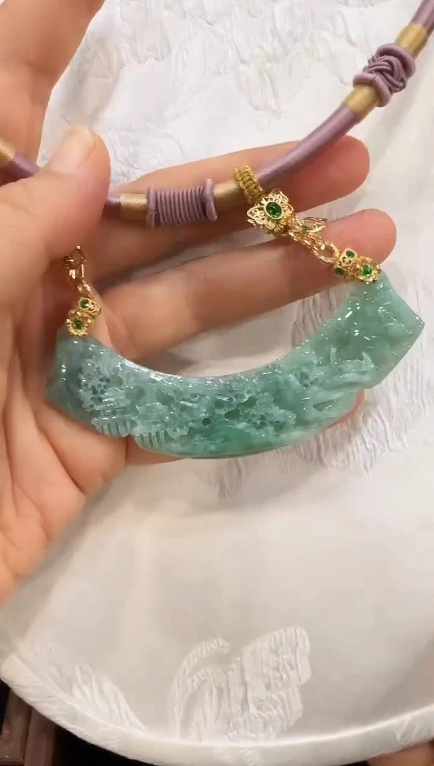 翡翠未镶嵌颈饰国风