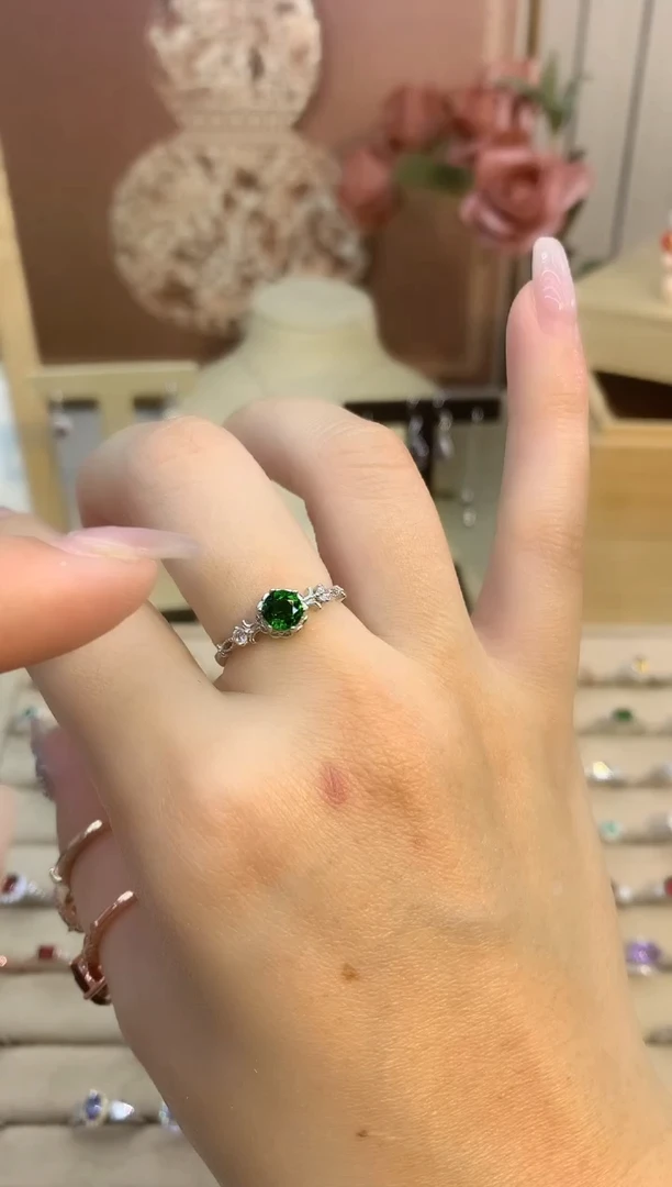 银S925镶嵌透辉石戒指正圆