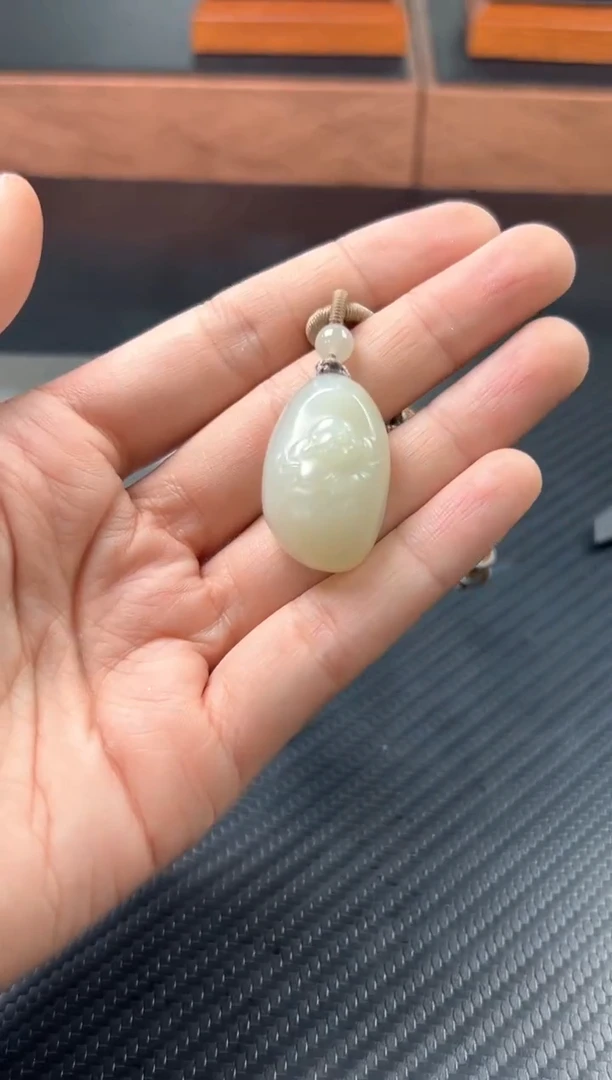 吊坠(赠链)未镶嵌和田玉且末微色差迪克兰一细吊坠