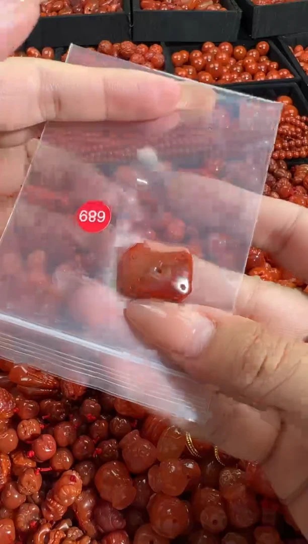 南红玛瑙未镶嵌颈饰1