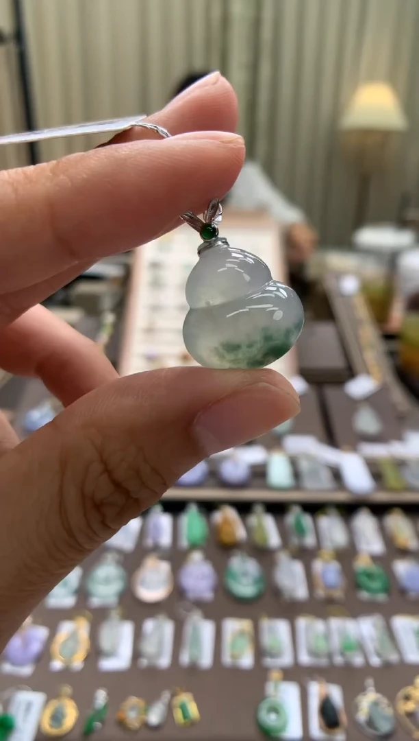 翡翠18K金镶嵌颈饰葫芦