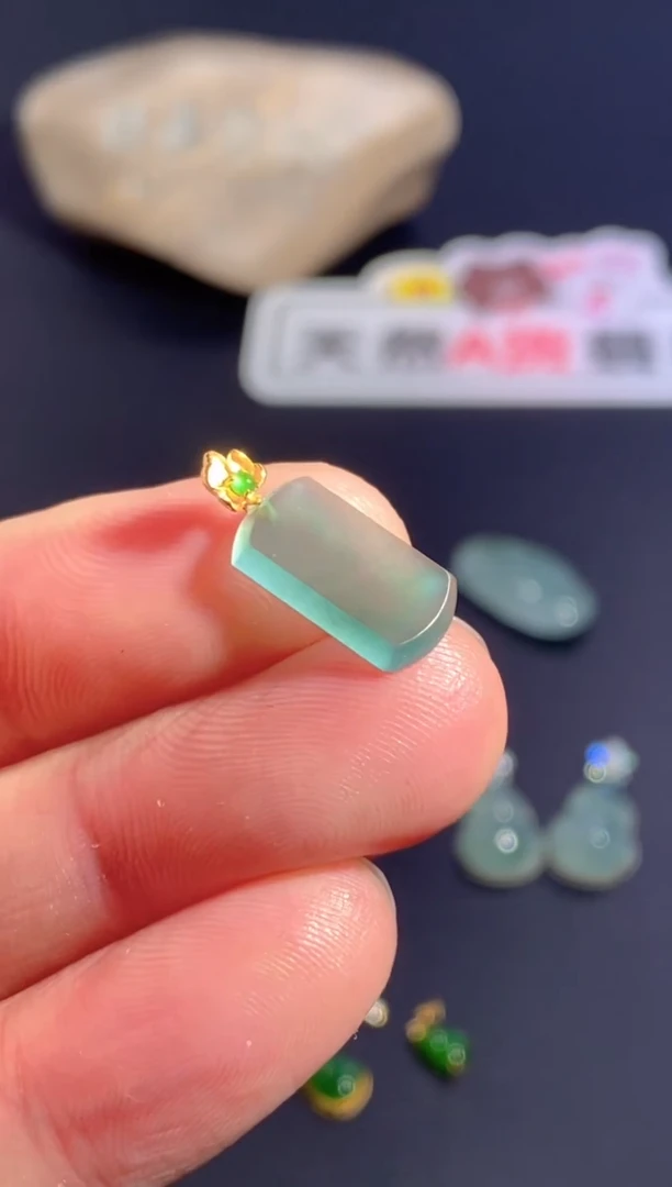 颈饰18K金镶嵌翡翠