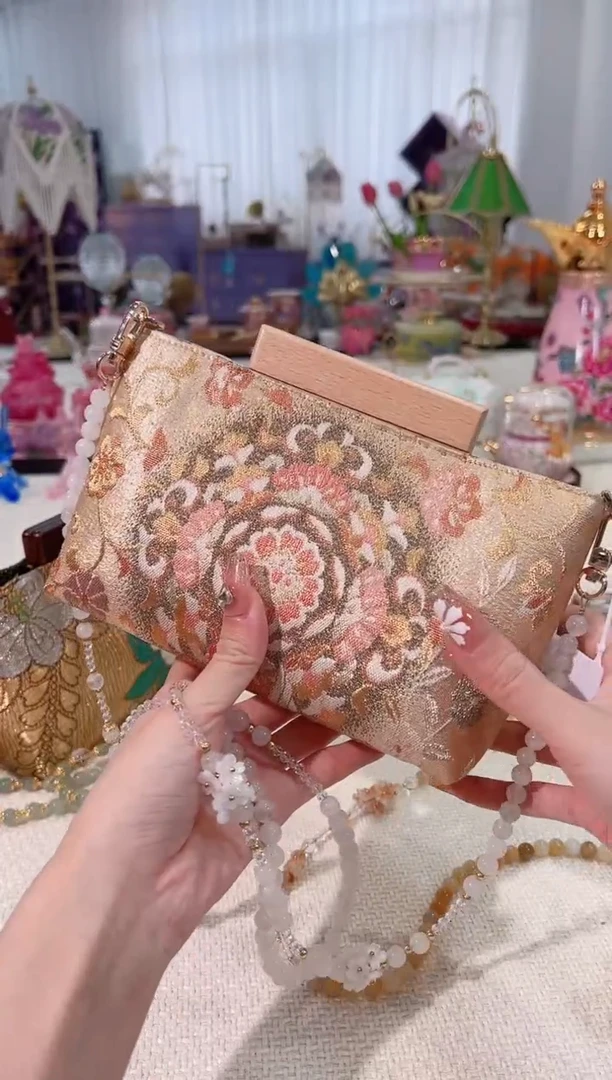 八****) 非遗西阵织 如图所示