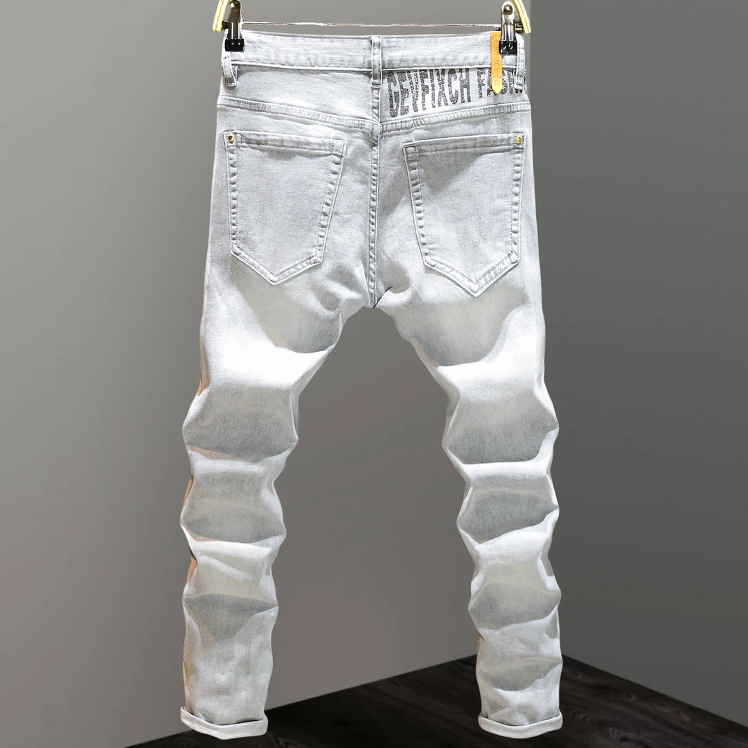 Jeep吉普高端透气舒适牛仔裤男款微弹修身小脚裤潮牌英文印花长裤