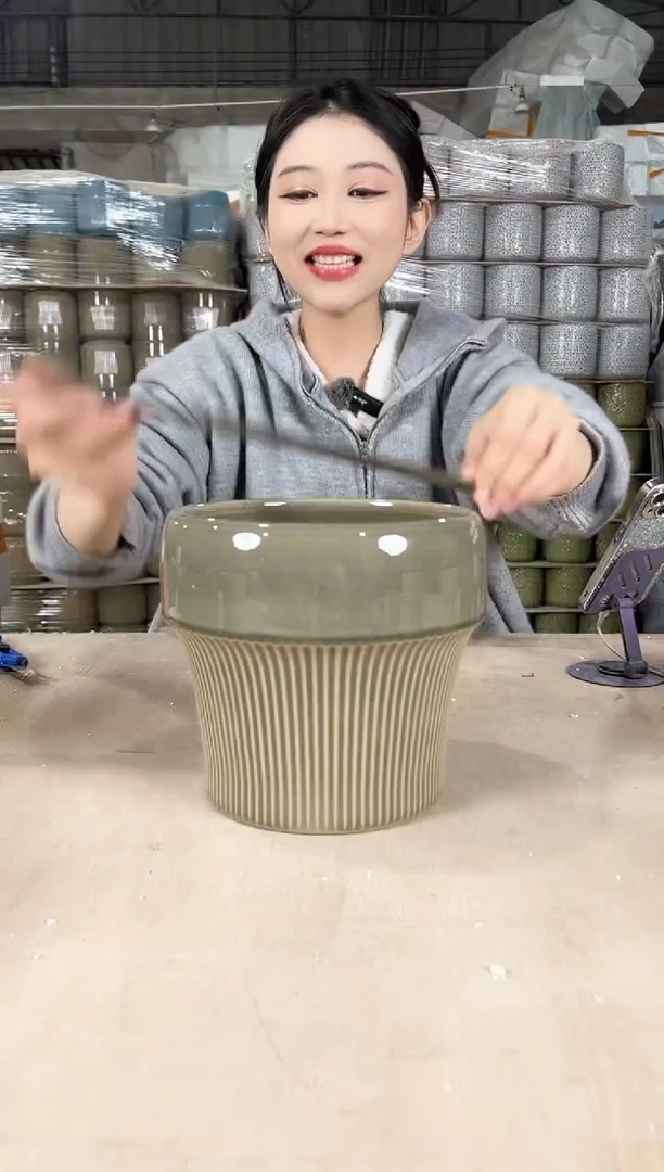 【闪购商品】陶瓷圆口半条纹裂纹绿中号19x19