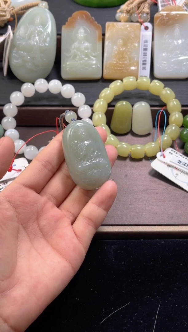 吊坠(不含链)未镶嵌和田玉且末青白 观音9008642