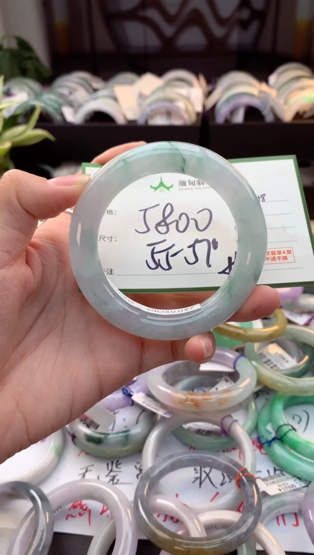 未镶嵌定制翡翠毛货需精细抛光+多人