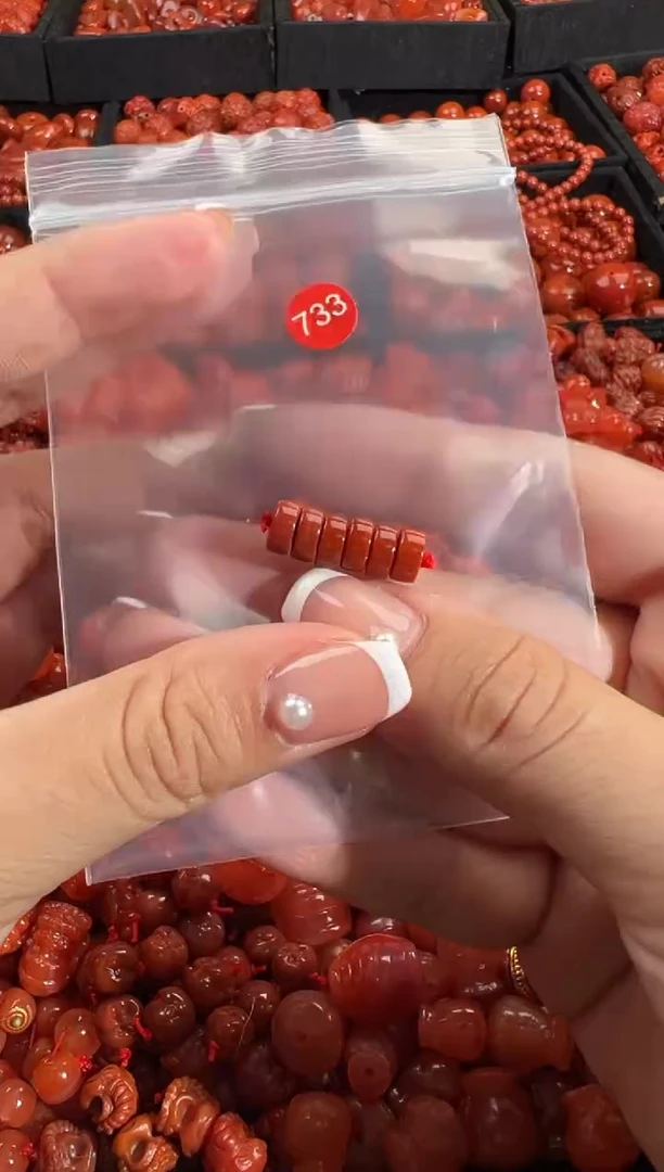 南红玛瑙未镶嵌颈饰1