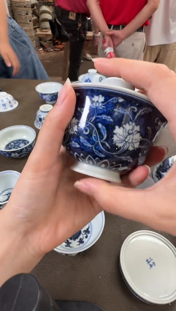 杯子三方器合蓝底牡丹盖碗