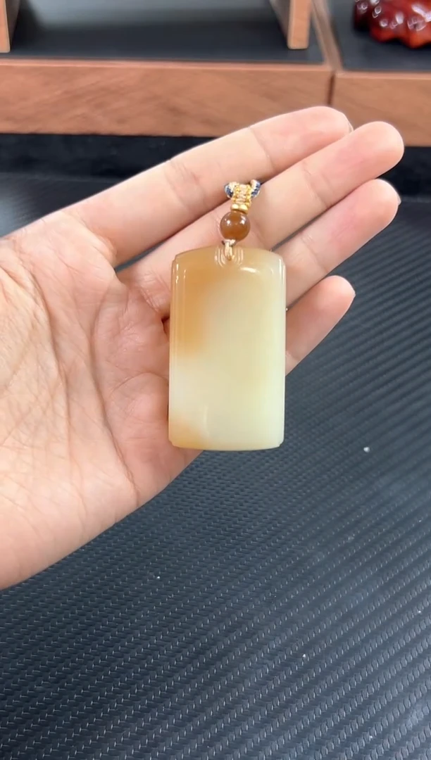 和田玉未镶嵌吊坠(赠链)且末金山微色差吊坠