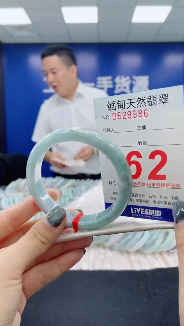 未镶嵌手镯翡翠天然翡翠手镯