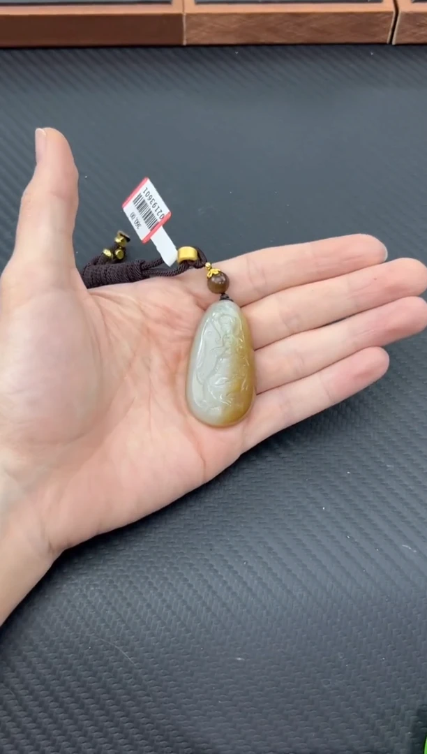 【闪购商品】和田玉吊坠(赠链)未镶嵌且末金山微色差吊坠