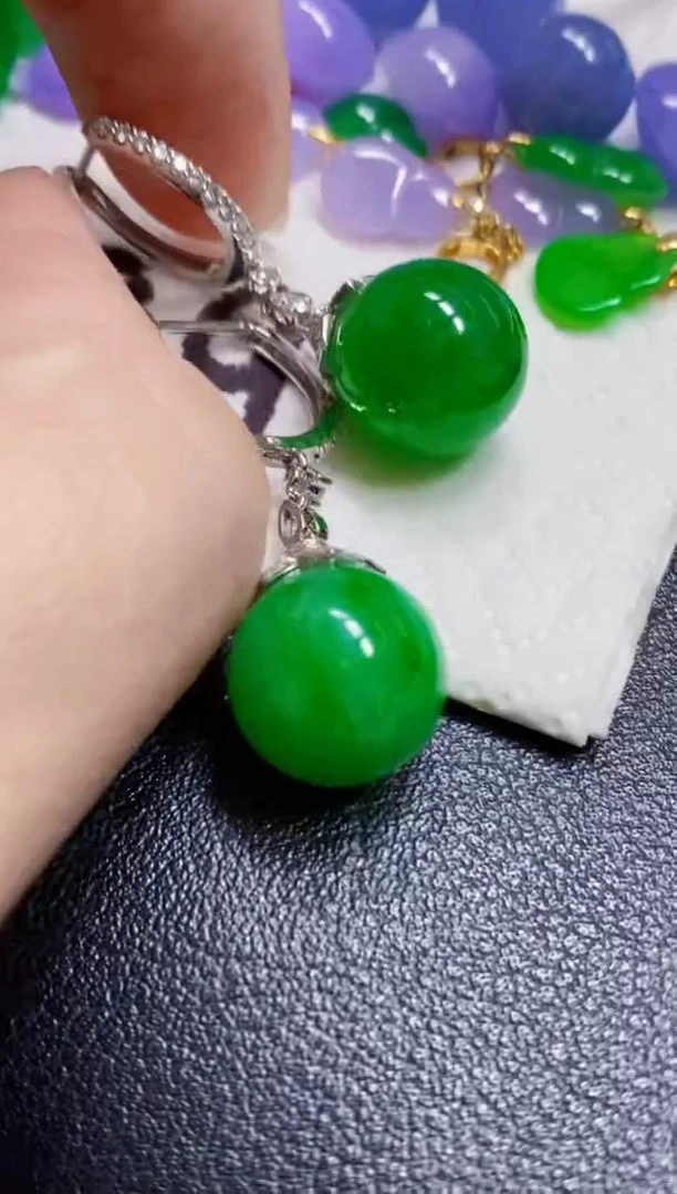 颈饰18K金镶嵌翡翠耳包