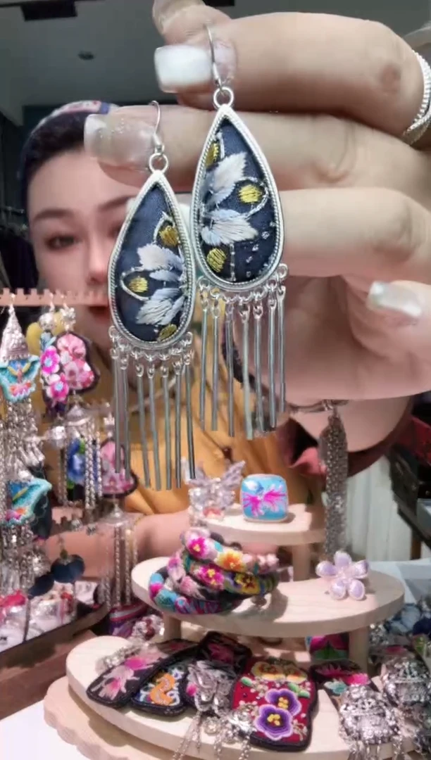 刺绣纯手工苗绣非遗耳环