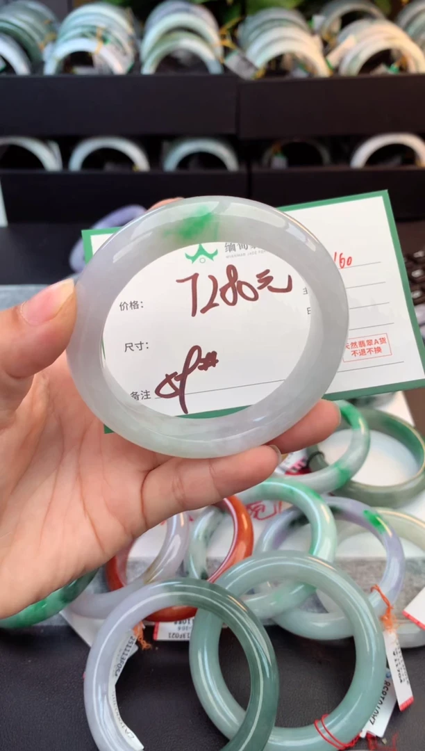 未镶嵌定制翡翠毛货需精细抛光+多人