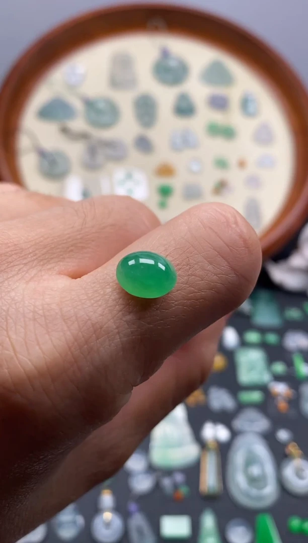 颈饰未镶嵌翡翠冰阳緑蛋面/芬